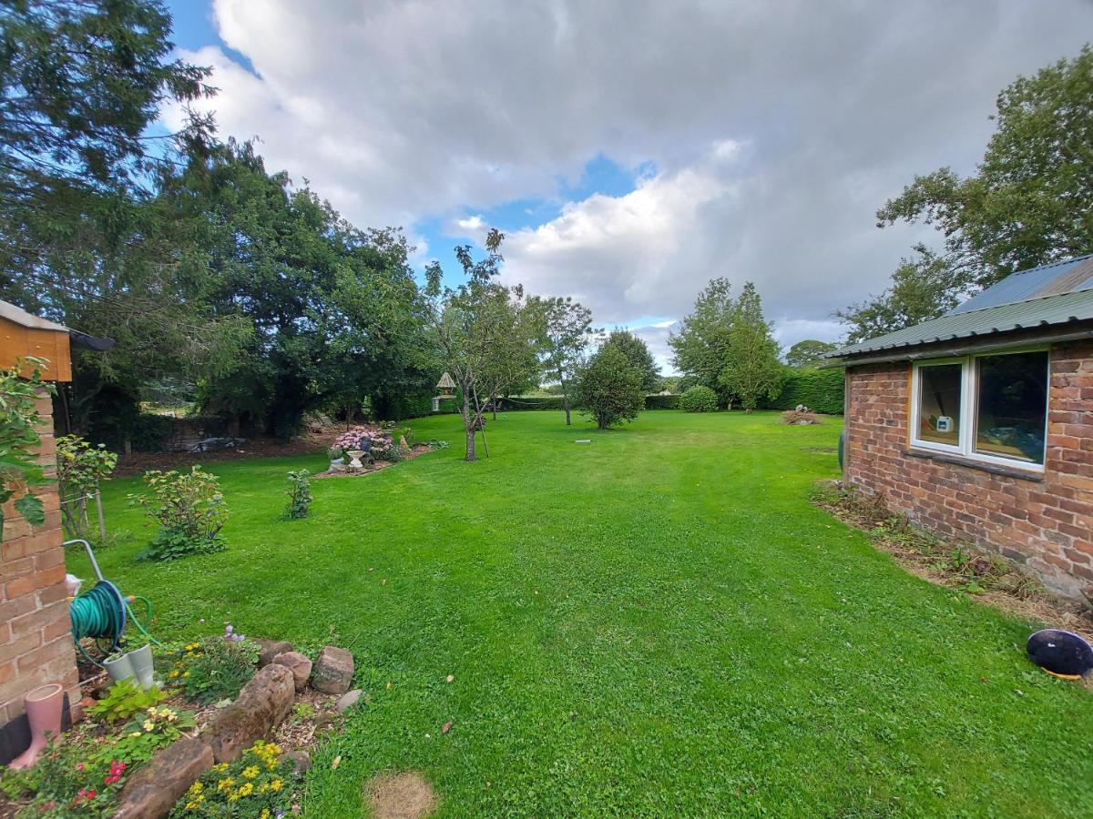 Saughall Mill Farm Cottage Chester Exterior foto